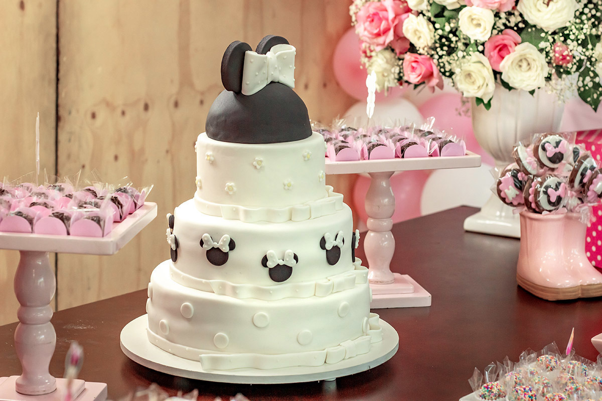 bolo da  personagem Minnie - festa de aniversário da Maria Carolina - 1 ano - Rio de Janeiro.