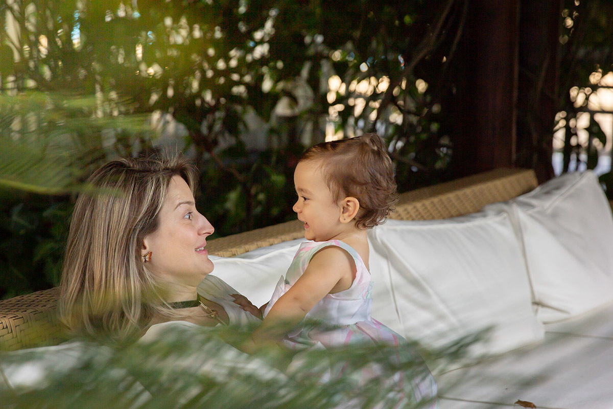 Festa de 1 ano da Maria Carolina: Maria Carolina no colo da mãe - RJ 