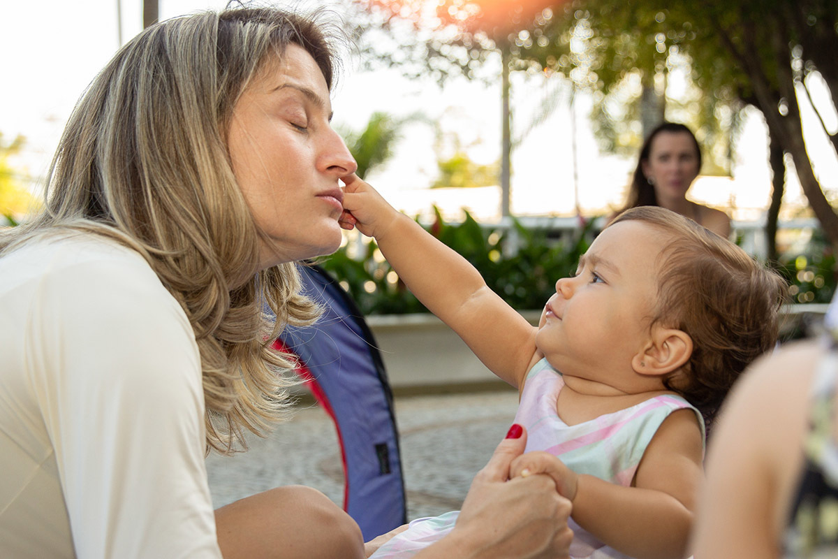 Festa de 1 ano da Maria Carolina: Maria Carolina brincando com a mãe - RJ 