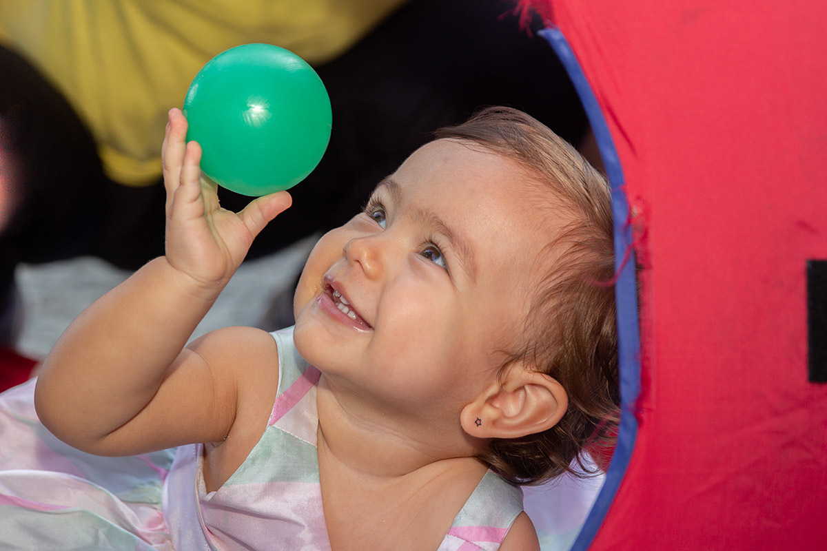 Festa de 1 ano da Maria Carolina: Maria Carolina brincando com uma bola - RJ 