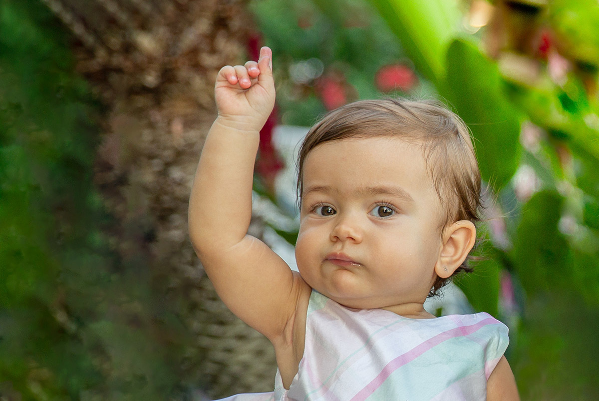 Festa de 1 ano da Maria Carolina: Maria Carolina levantando o braço - RJ 