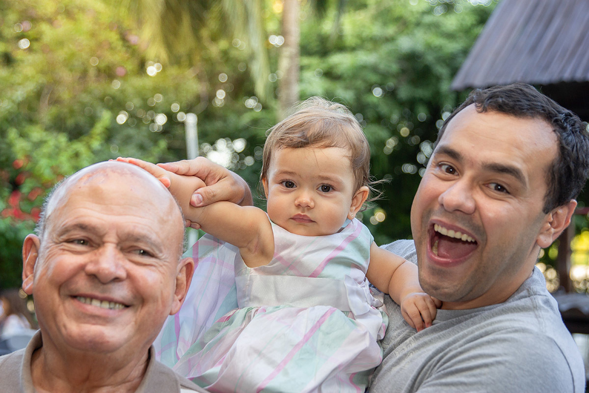 Festa de 1 ano da Maria Carolina: Maria Carolina com pai e avô  - RJ 