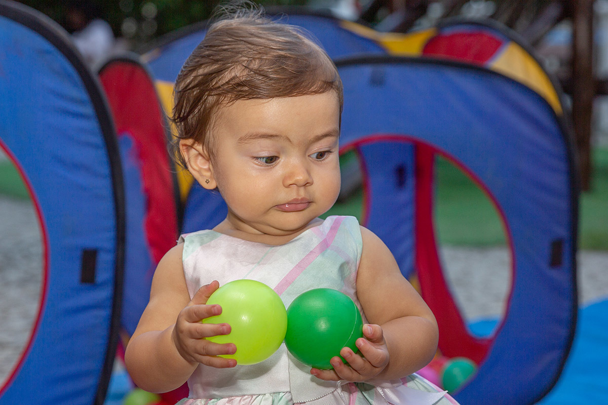 Festa de 1 ano da Maria Carolina: Maria Carolina brincando com uma bola - RJ 