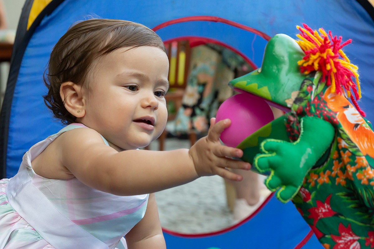 Festa de 1 ano da Maria Carolina: Maria Carolina brincando com uma bola - RJ 