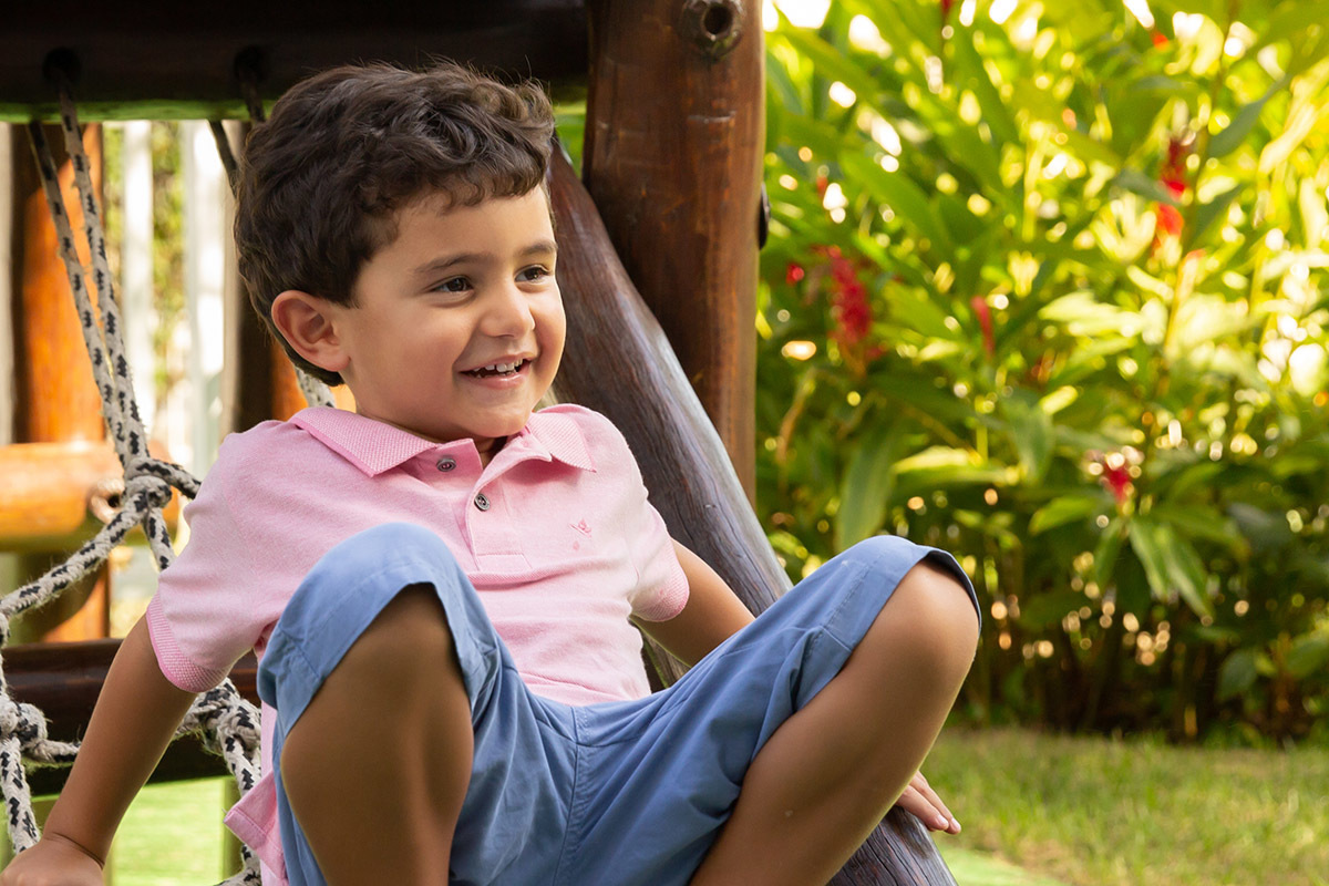 Festa de 1 ano da Maria Carolina: menino brincando no jardim - RJ 