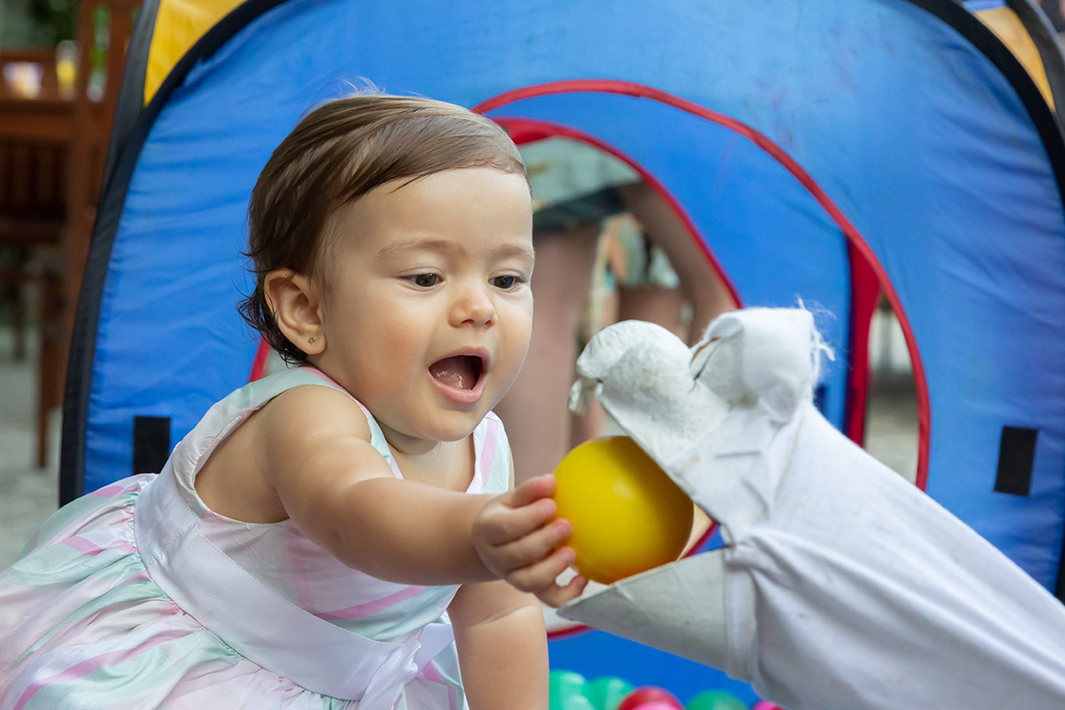 Festa de 1 ano da Maria Carolina: Maria Carolina brincando com uma bola - RJ 