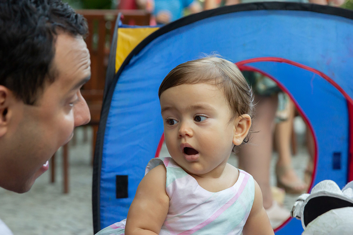 Festa de 1 ano da Maria Carolina: Maria Carolina brincando com o pai - RJ 