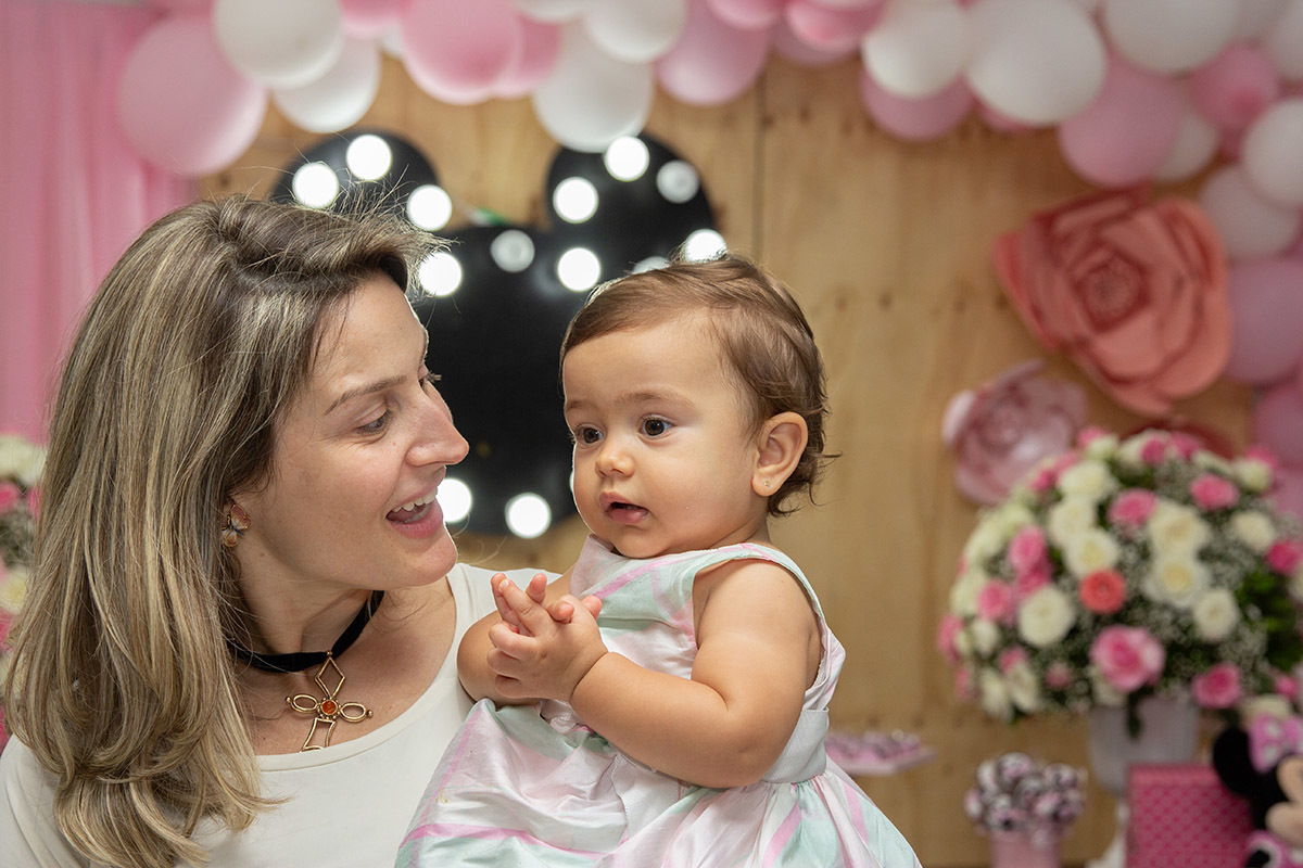 Festa de 1 ano da Maria Carolina: Maria Carolina no colo da mãe - RJ 