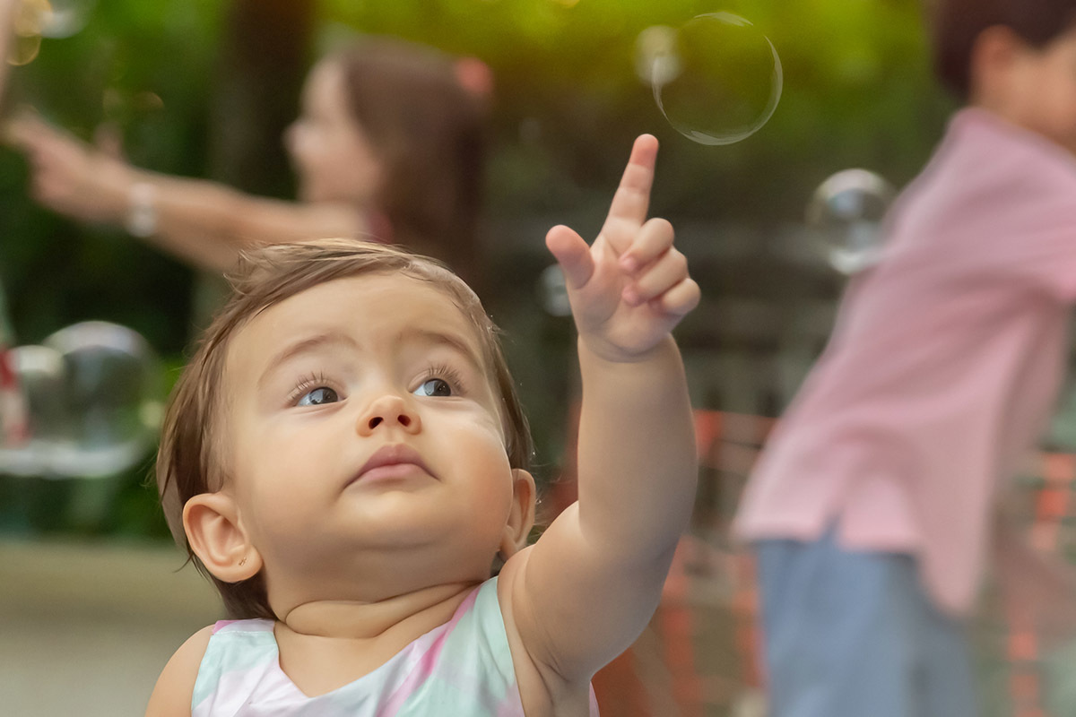 Festa de 1 ano da Maria Carolina: Maria Carolina levantando o braço - RJ 