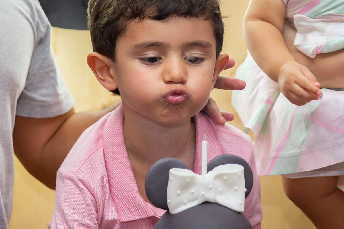 Festa de 1 ano da Maria Carolina: irmão soprando a vela do bolo - RJ 