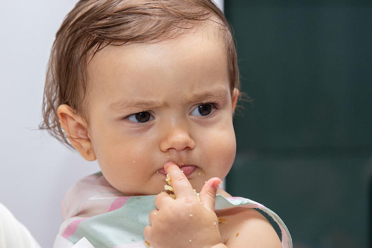 Festa de 1 ano da Maria Carolina: Maria Carolina com dedo na boca- RJ 