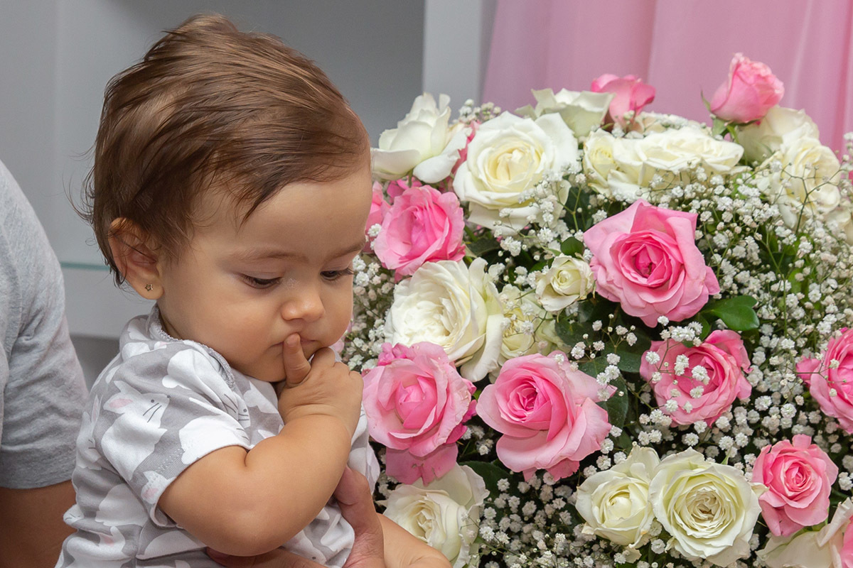 Festa de 1 ano da Maria Carolina: Maria Carolina com dedo na boca- RJ 