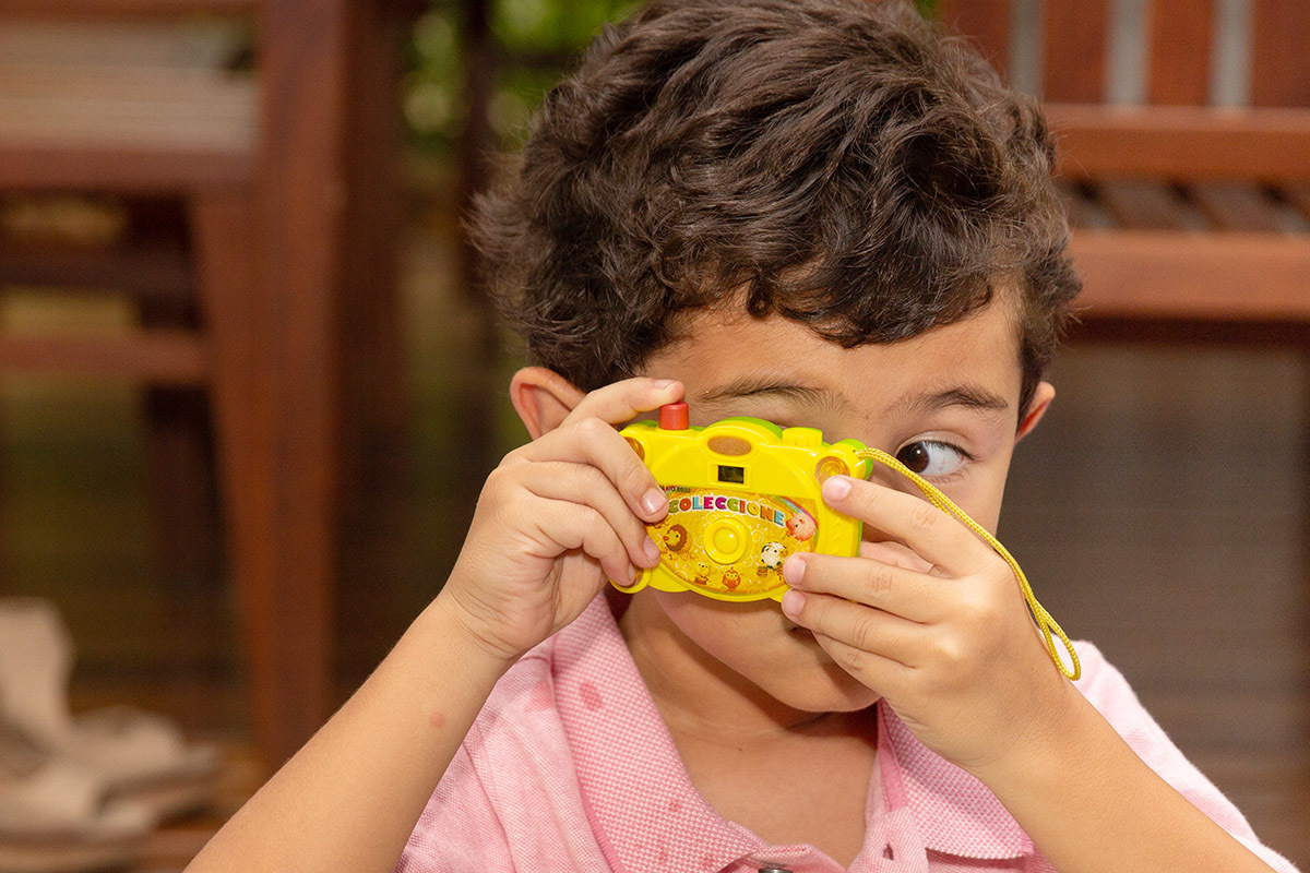 Festa de 1 ano da Maria Carolina: menino brincando com câmera de brinquedo - RJ 