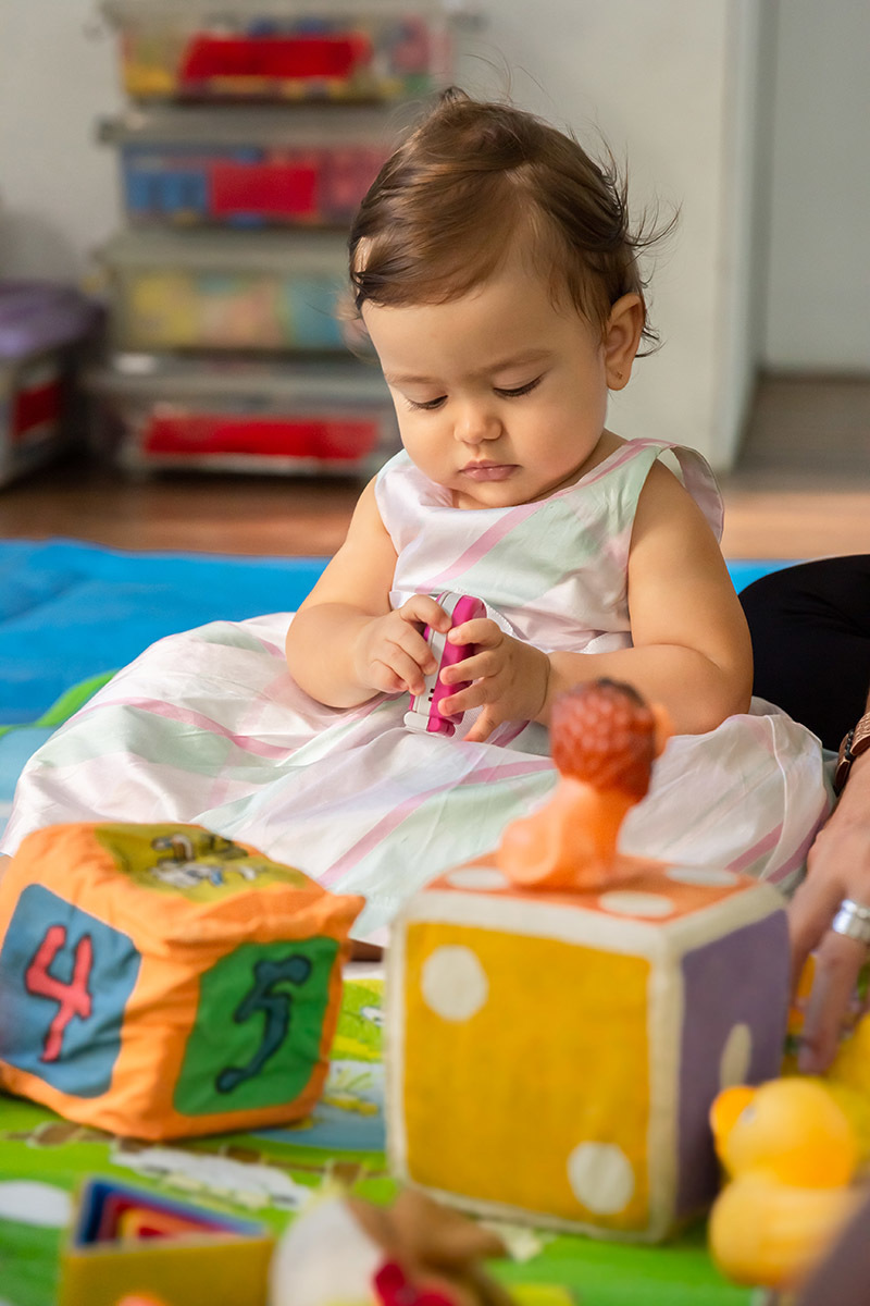 Festa de 1 ano da Maria Carolina: Maria Carolina brincando com um celular de brinquedo - RJ 