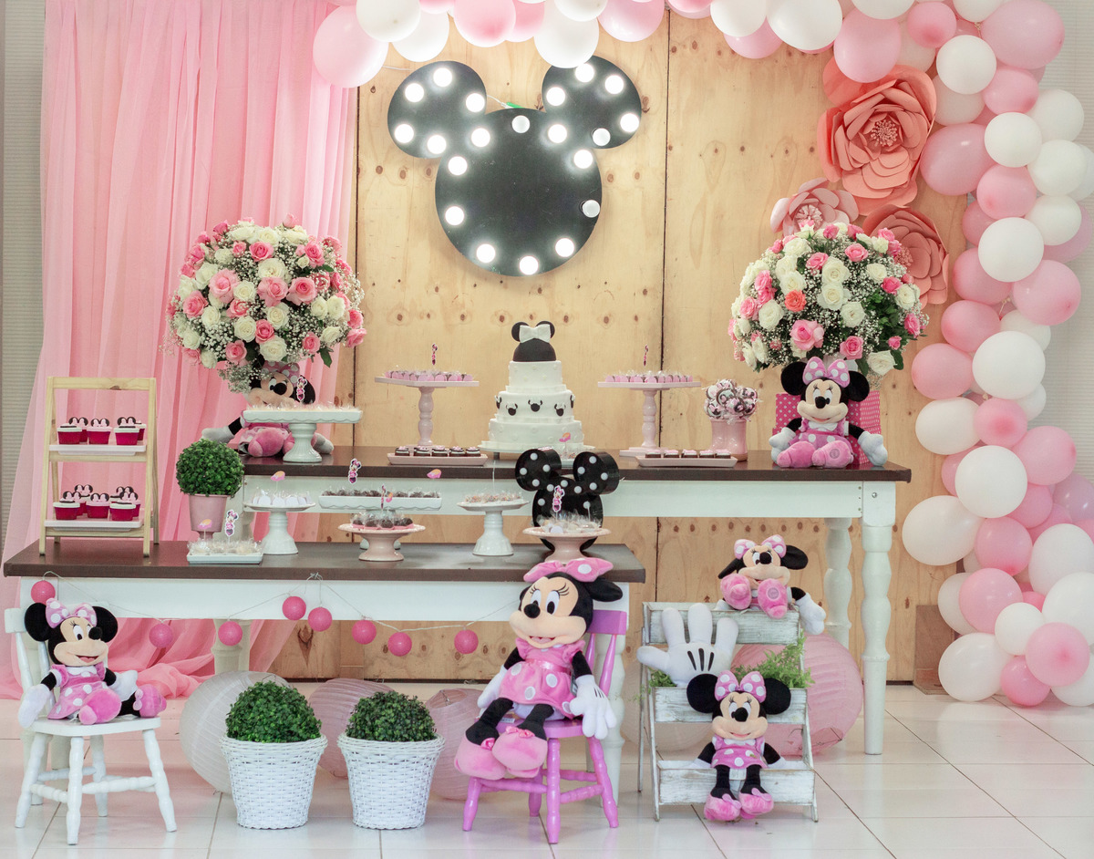 Decoração da mesa do bolo,  personagem Minnie - festa de aniversário da Maria Carolina - 1 ano - Rio de Janeiro.