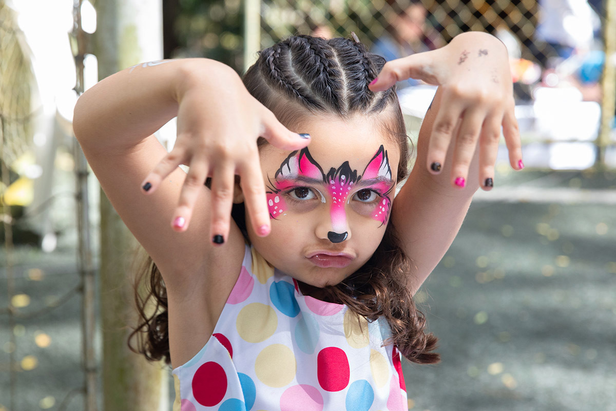 Marina mostrando as unhas na festa de aniversario - 6 anos - Rio de Janeiro - RJ. 