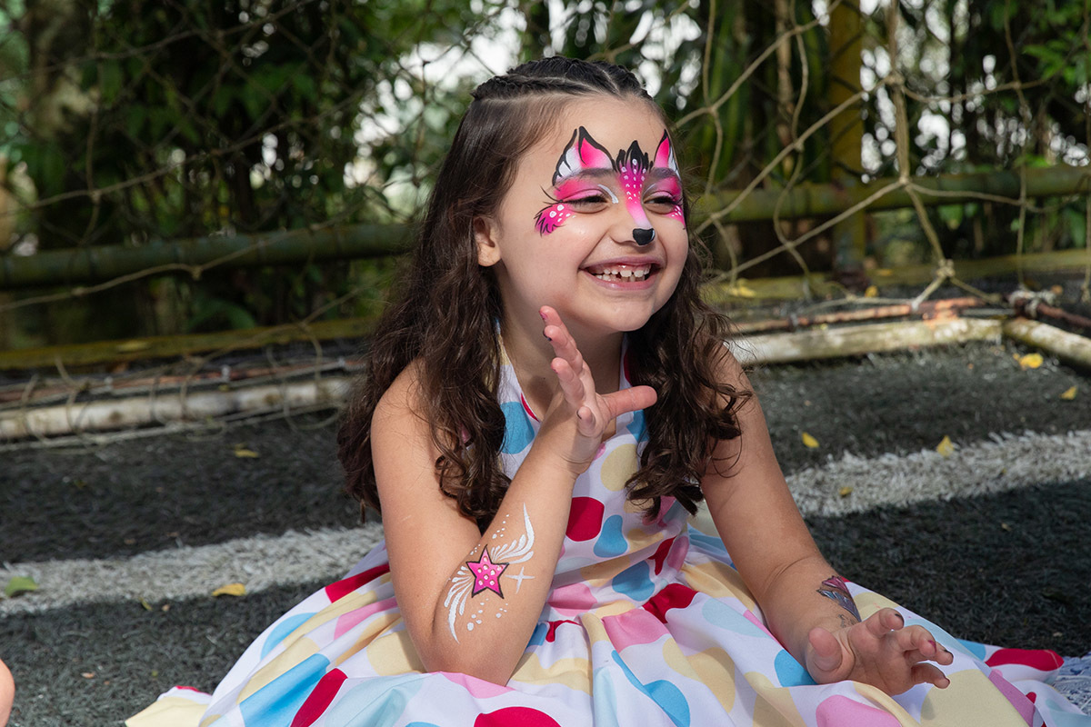 Marina sorrindo como rosto pintado na festa de aniversario - 6 anos - Rio de Janeiro.