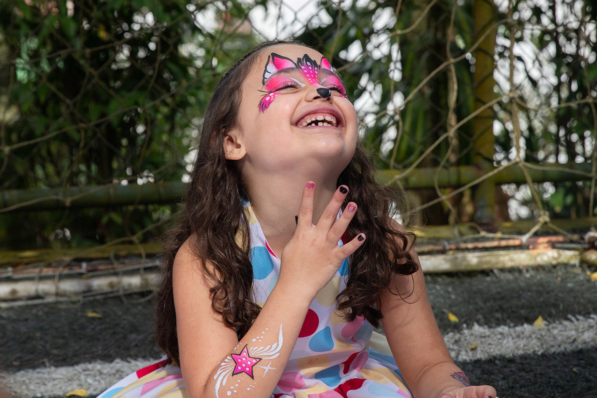 Marina sorrindo como rosto pintado na festa de aniversario - 6 anos - Rio de Janeiro.