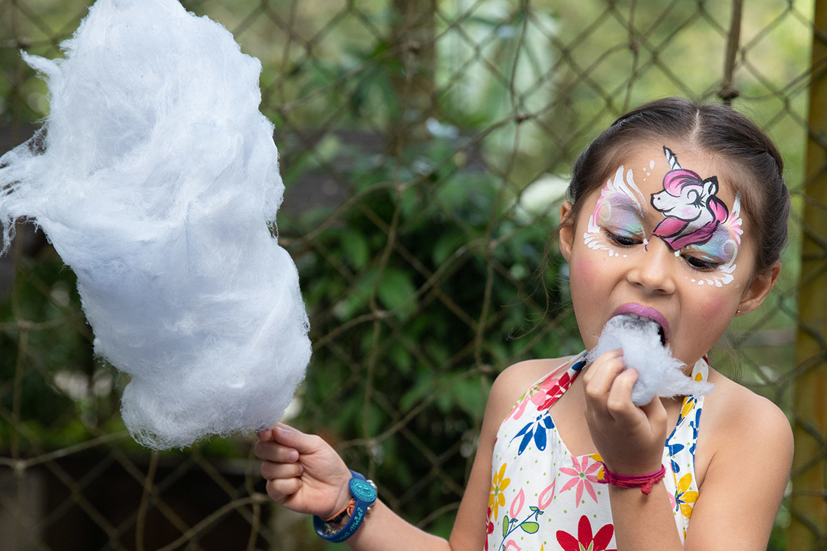 menina comendo algodão doce na festa de aniversario - 6 anos - Rio de Janeiro.