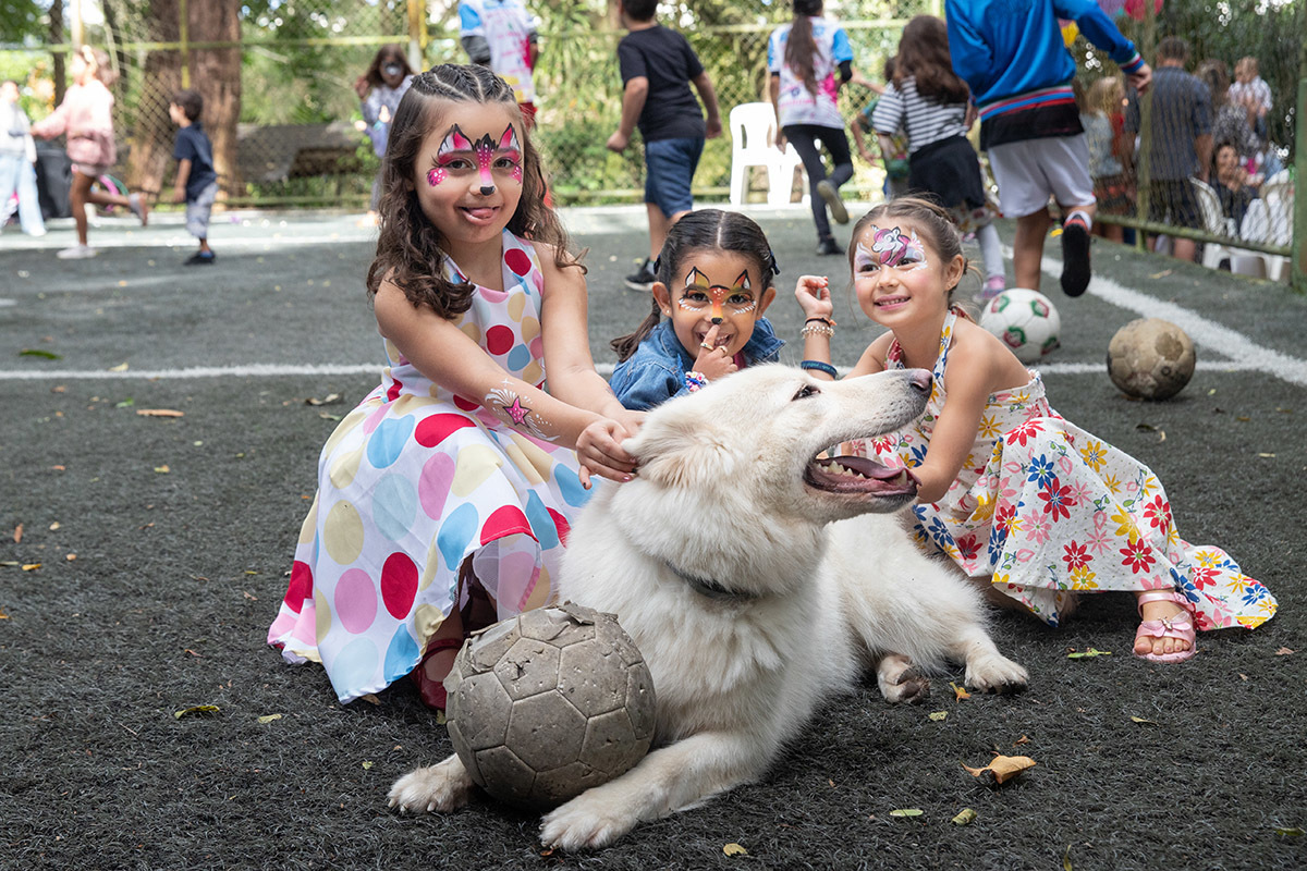 Marina e amigas brincando com a cachorra na festa de aniversario - 6 anos - Rio de Janeiro.
