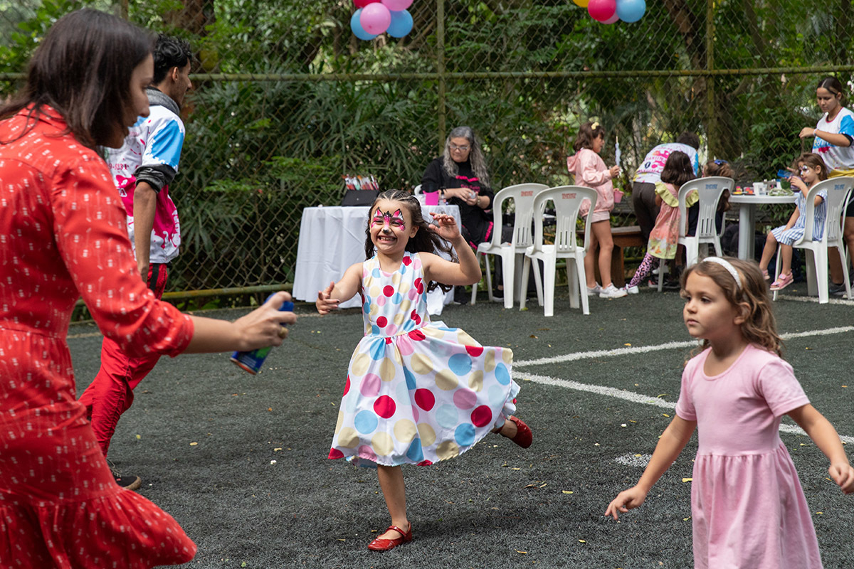 Marina correndo na festa de aniversario - 6 anos - Rio de Janeiro .
