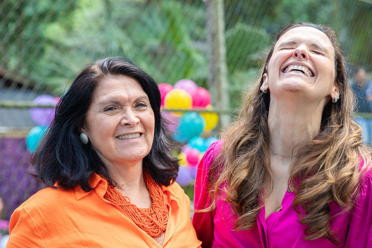 mãe e filha sorrindo na festa de aniversario - 6 anos - Rio de Janeiro .
