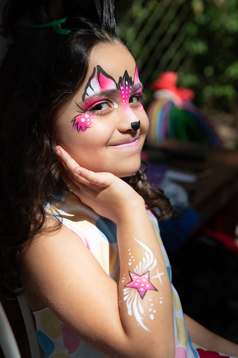 Marina com maquiagem facial na festa de aniversario - 6 anos - Rio de Janeiro - RJ.