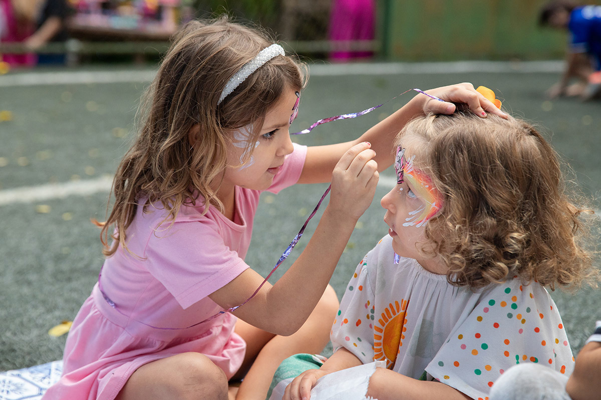 menina pintando o rosto da amiguinha na festa de aniversario - 6 anos - Rio de Janeiro - RJ.