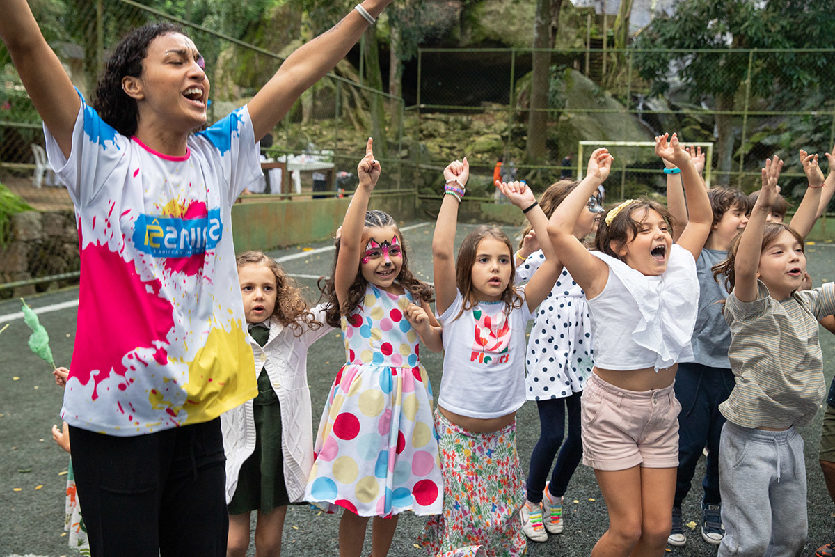 crianças e animadora do RêAnima brincando na festa de aniversario - 6 anos- Rio de Janeiro.