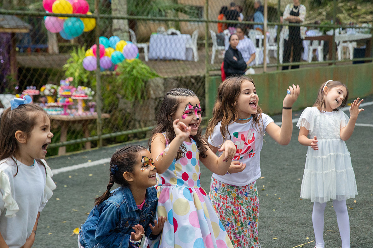 crianças cantando e brincando na festa de aniversario - 6 anos - Rio de Janeiro - RJ.