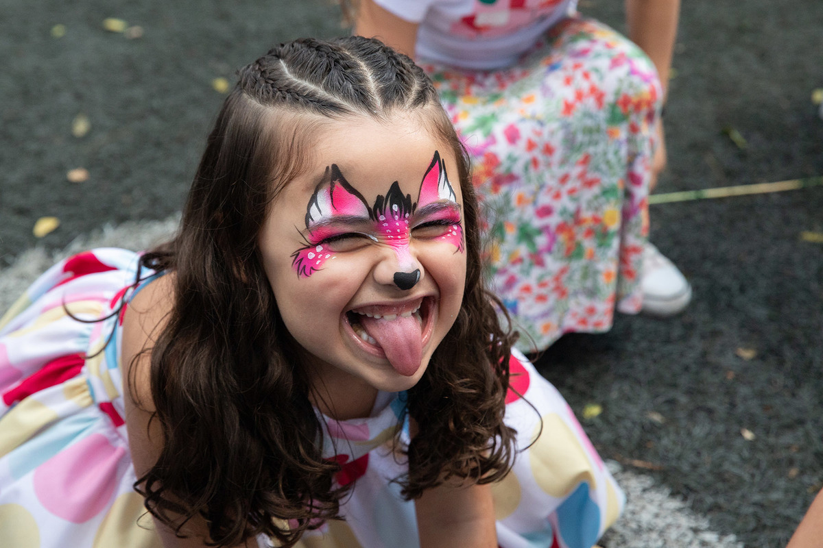 Marina com o rosto pintado fazendo careta na festa de aniversario - 6 anos - Rio de Janeiro - RJ.