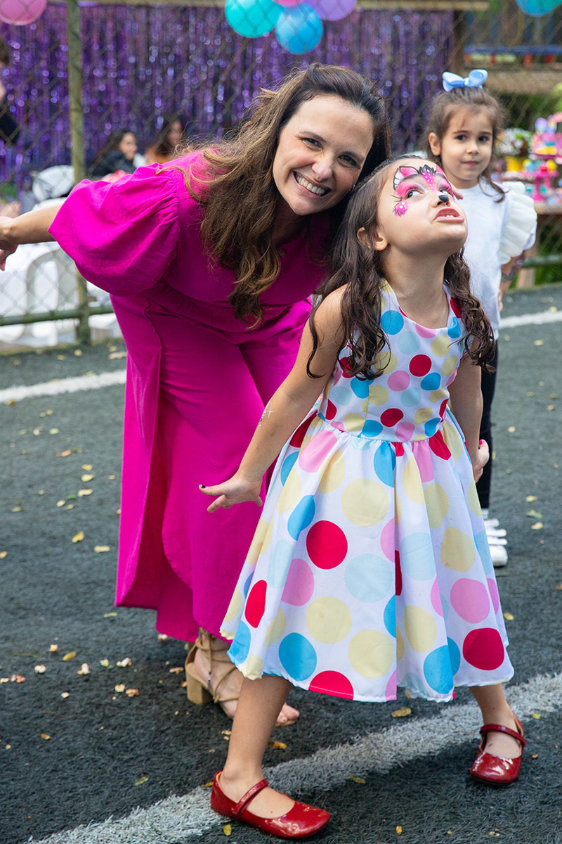 Marina e mãe brincando na festa de aniversario - 6 anos - Rio de Janeiro - RJ.