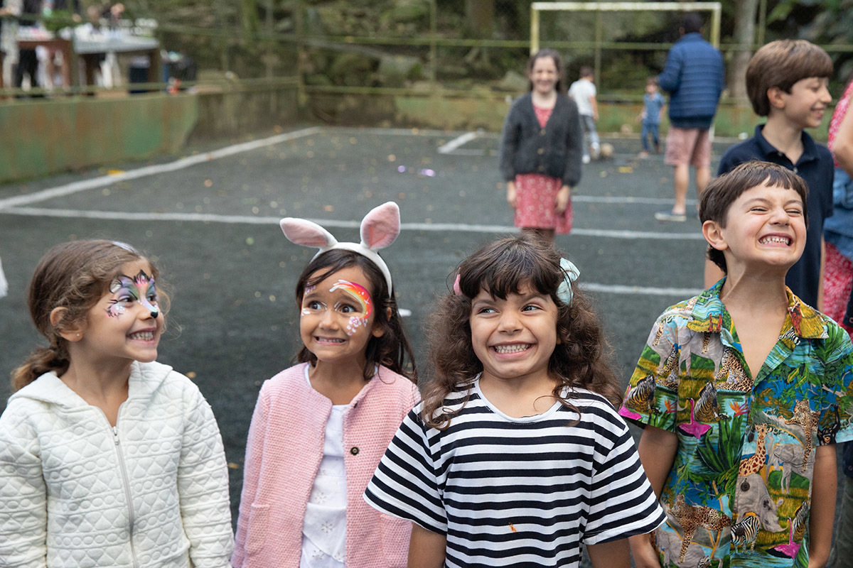 crianças com os rostos pintados na festa de aniversario - 6 anos - Rio de Janeiro - RJ.