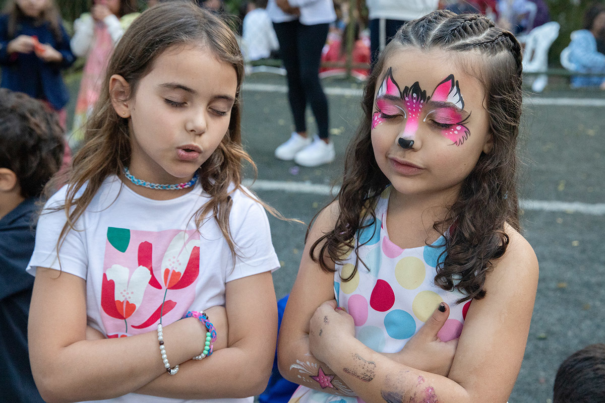 Marina e amiga com os rostos pintados na festa de aniversario - 6 anos - Rio de Janeiro - RJ.