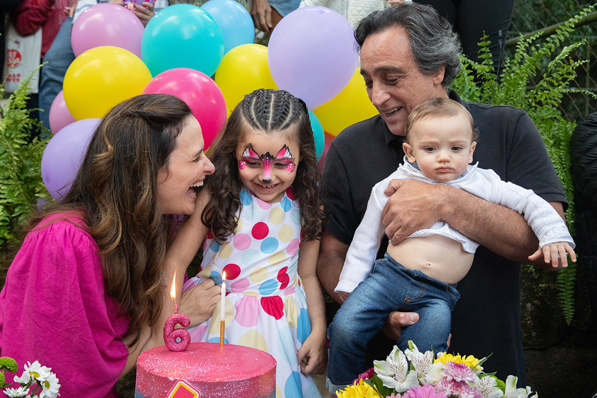 Aniversário da Marina: Marina e família na mesa do bolo - Rio de Janeiro - RJ.