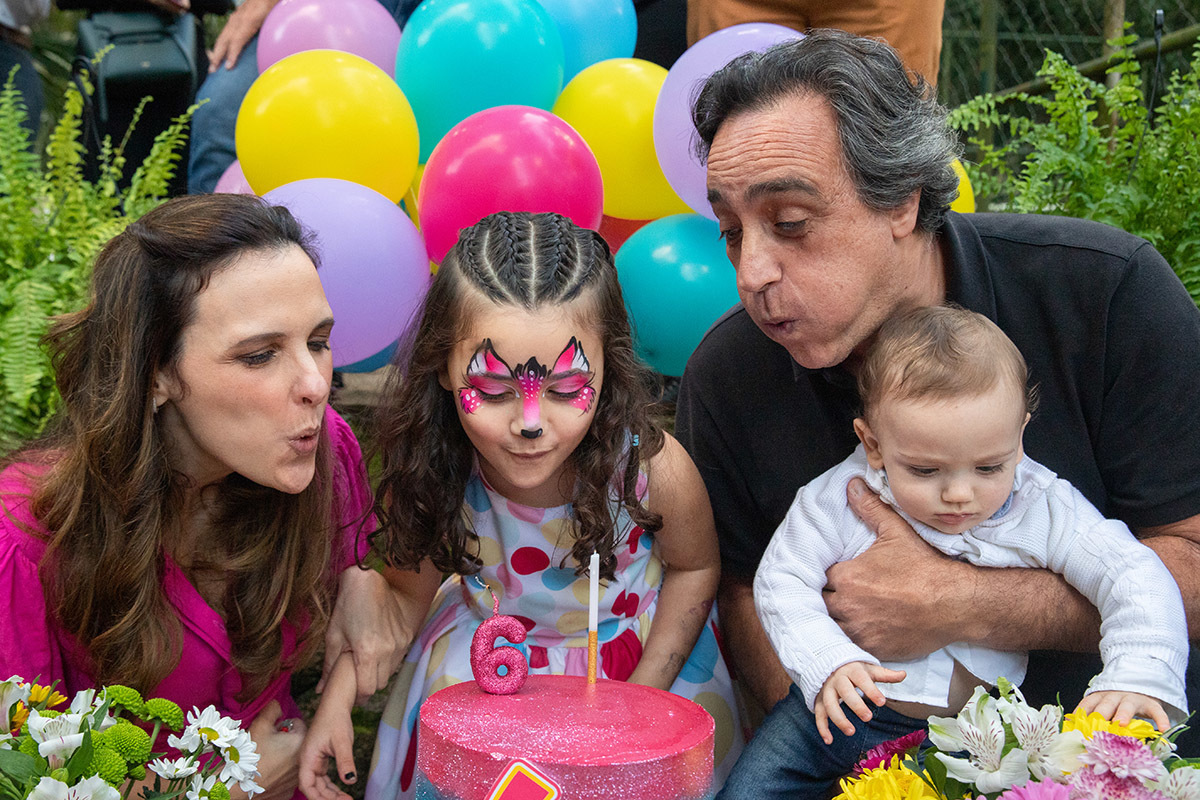 Marina, Silvia e Sérgio soprando a vela do bolo na festa de aniversario - 6 anos - Rio de Janeiro .