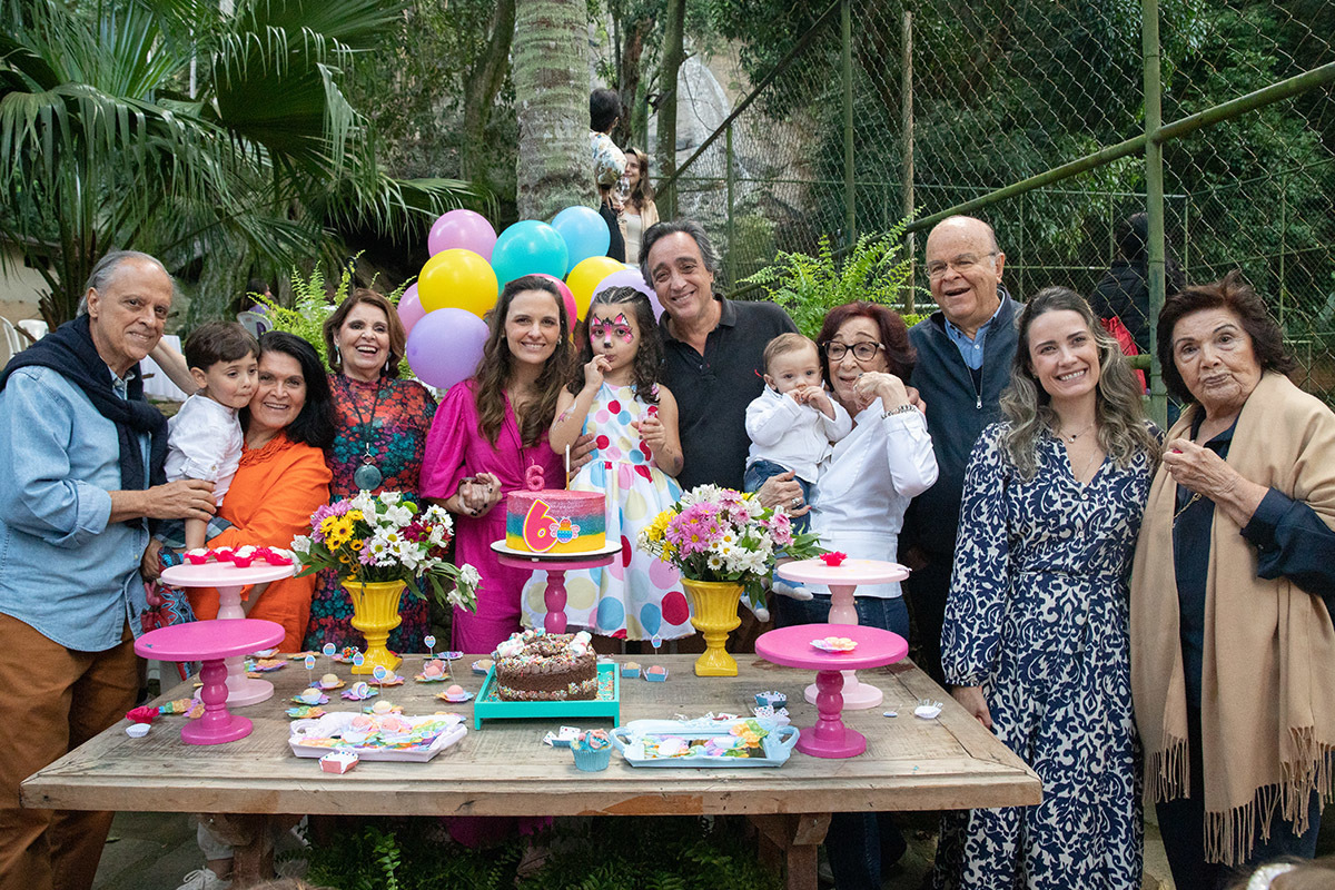 família na mesa do bolo na festa de aniversario - 6 anos - Rio de Janeiro - RJ.