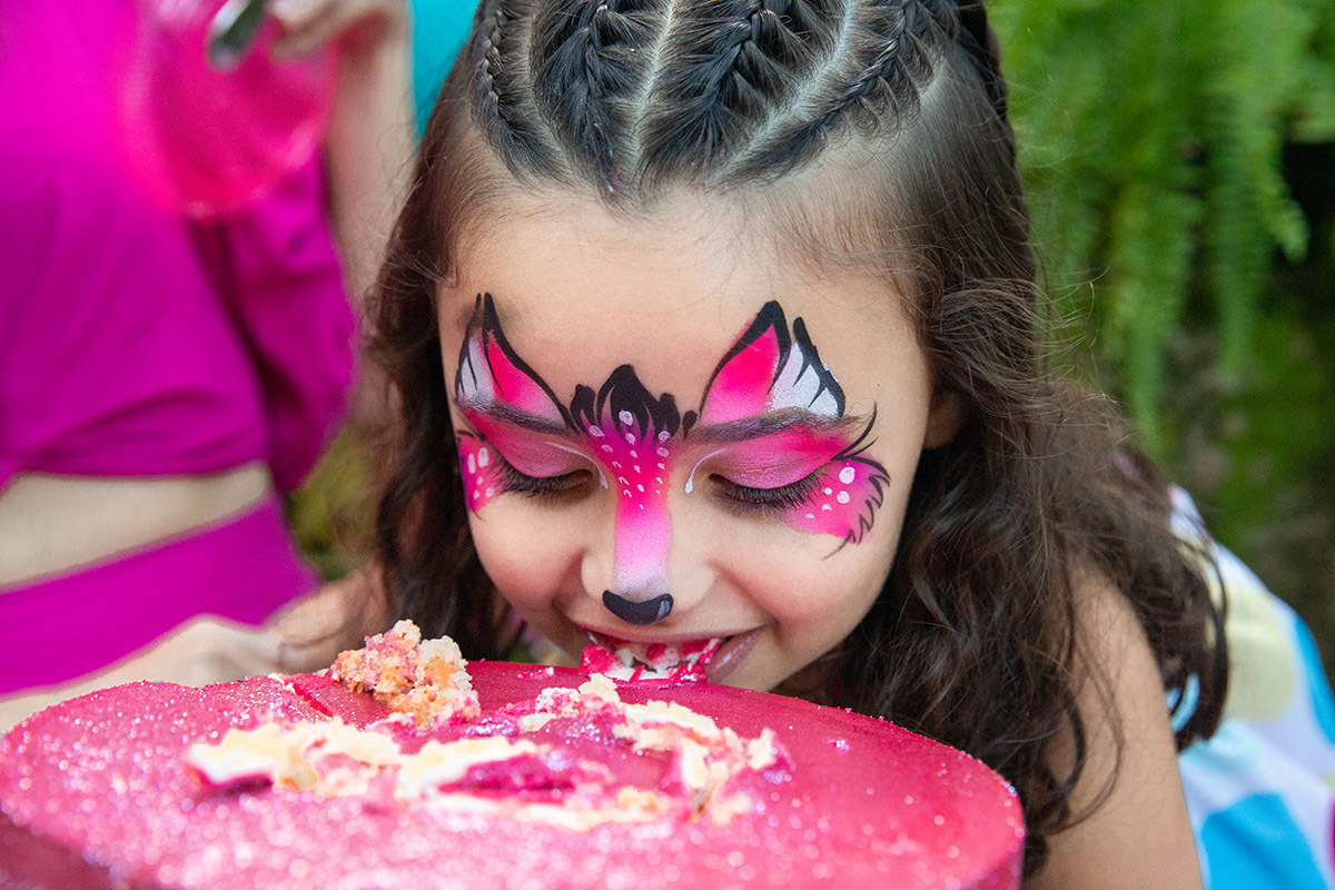 Marina mordendo o bolo na festa de aniversario - 6 anos - Rio de Janeiro - RJ.