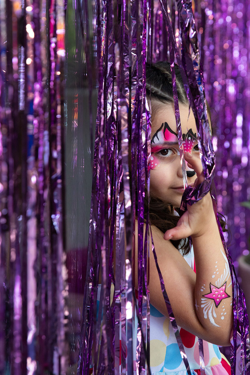 Marina entre fitas lilás na festa de aniversario - 6 anos - Rio de Janeiro - RJ.