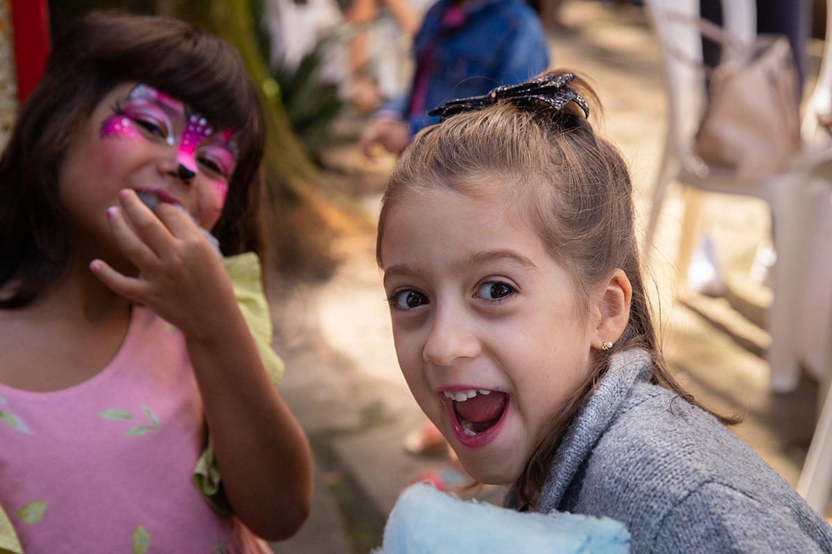 menina sorrindo com algodão doce na festa de aniversario - 6 anos - Rio de Janeiro - RJ.