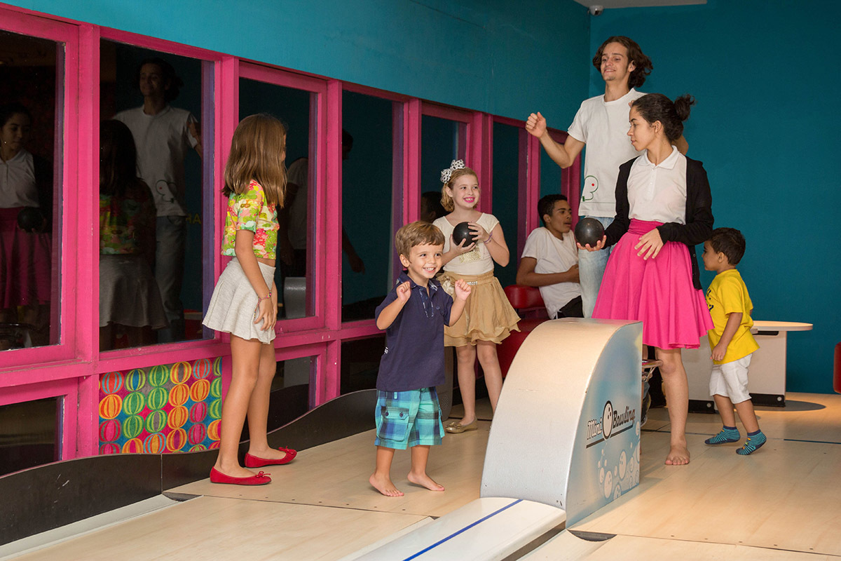 Festa de aniversário do Mateus: Mateus, 3 anos, no boliche com amigos - Rio de Janeiro.