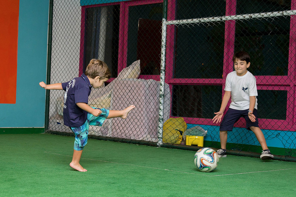 Festa de aniversário do Mateus: Mateus, 3 anos, chutando uma bola - Rio de Janeiro.