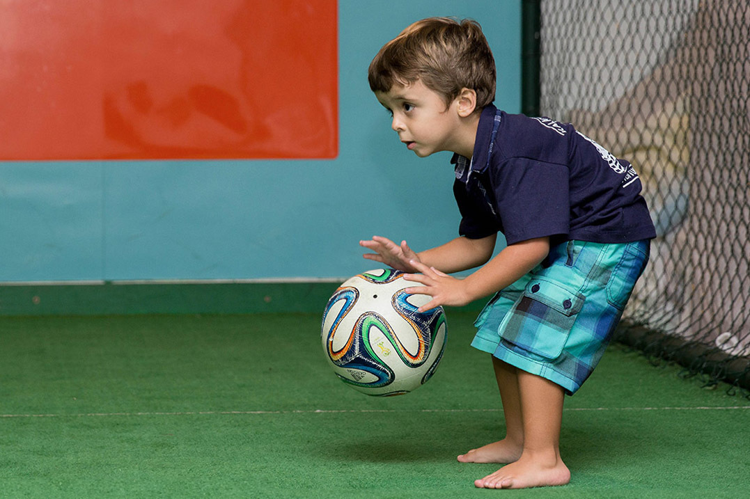 Festa de aniversário do Mateus: Mateus, 3 anos, com a bola - Rio de Janeiro.