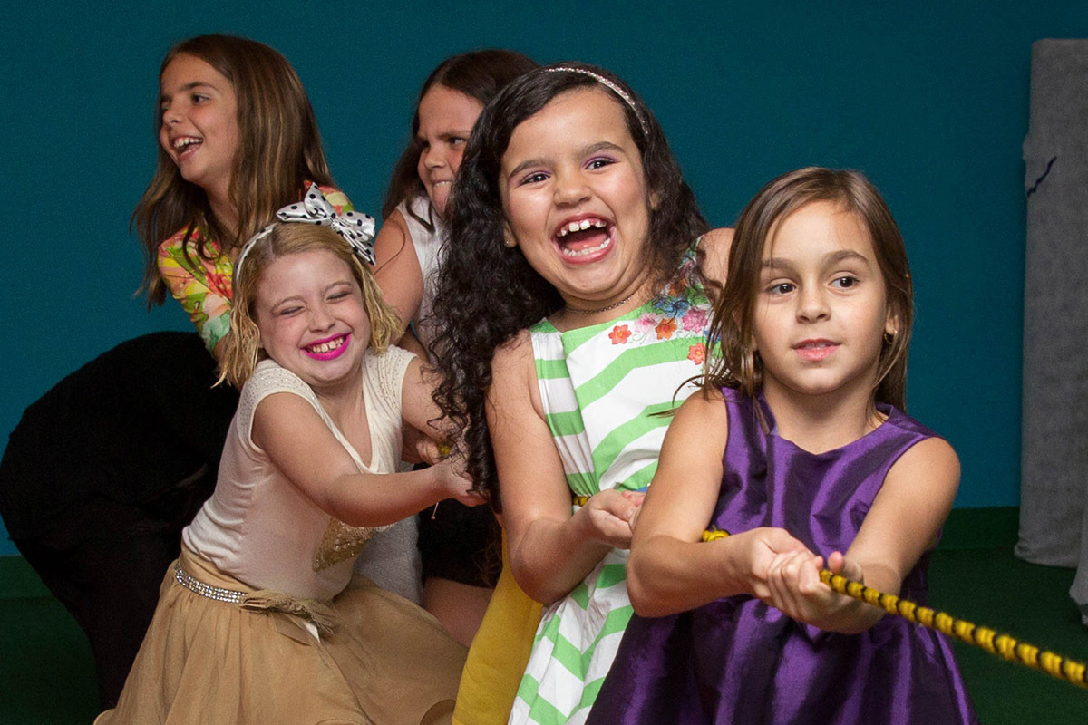 Festa de aniversário do Mateus: Mateus, 3 anos, crianças brincando com corda - Rio de Janeiro.