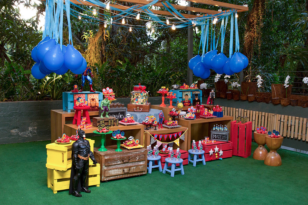 Decoração da mesa do bolo, contendo o Personagem Batmam e Super homem e docinhos deliciosos no Rio de Janeiro - RJ.