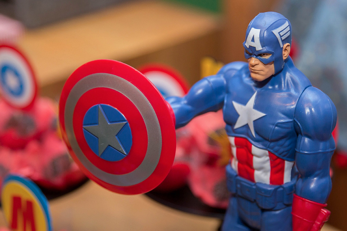 Capitão America com o braço esticado segurando o escudo na festa de aniversário do Mateus - 3 anos na cidade do Rio de Janeiro - RJ.