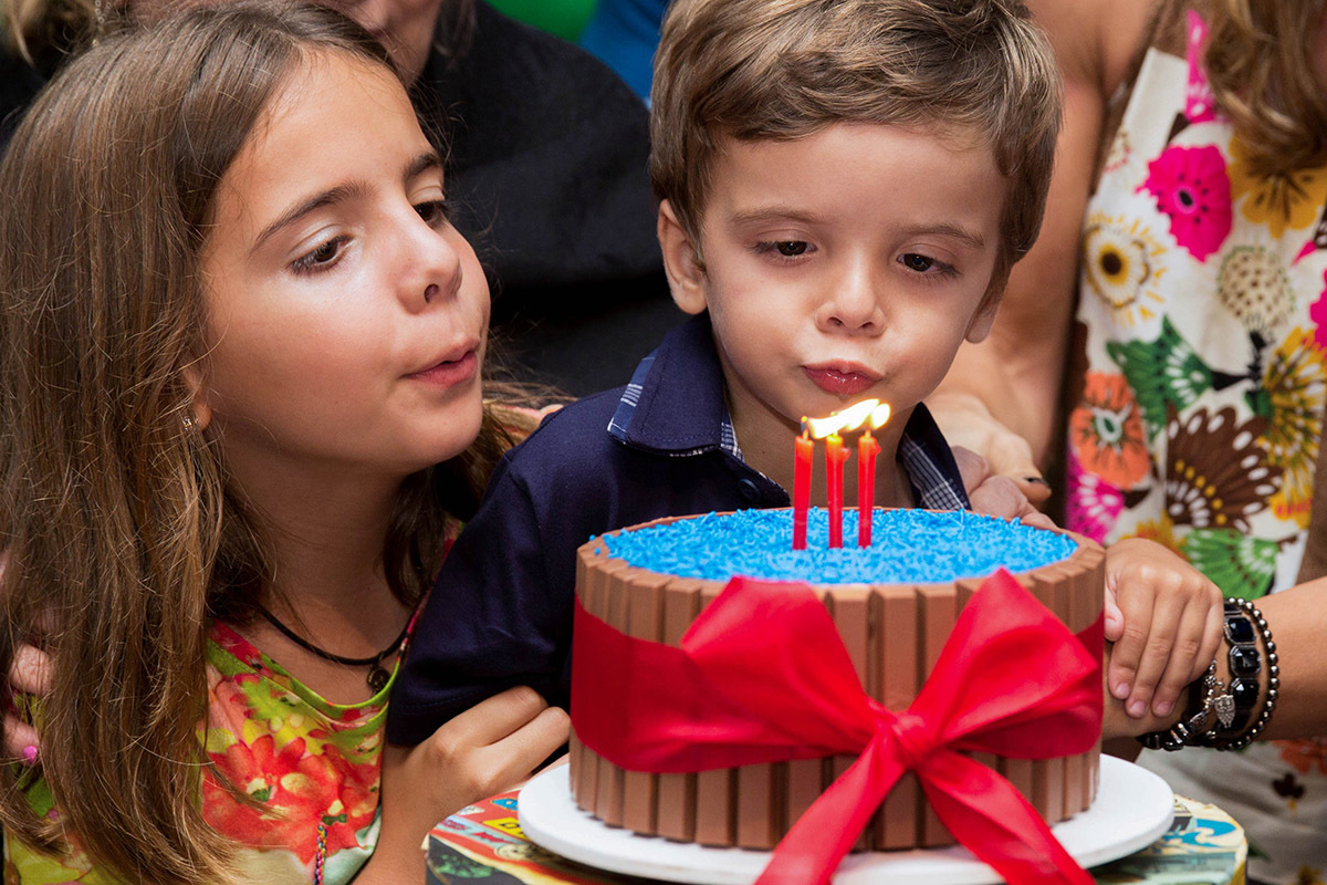 Mateus e irmã soprando a vela do bolo  na festa de aniversário do Mateus - 3 anos na cidade do Rio de Janeiro - RJ.