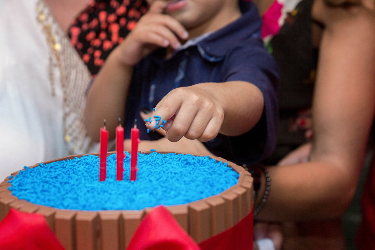 Dedo do Mateus no bolo na festa de aniversário do Mateus - 3 anos - Rio de Janeiro.