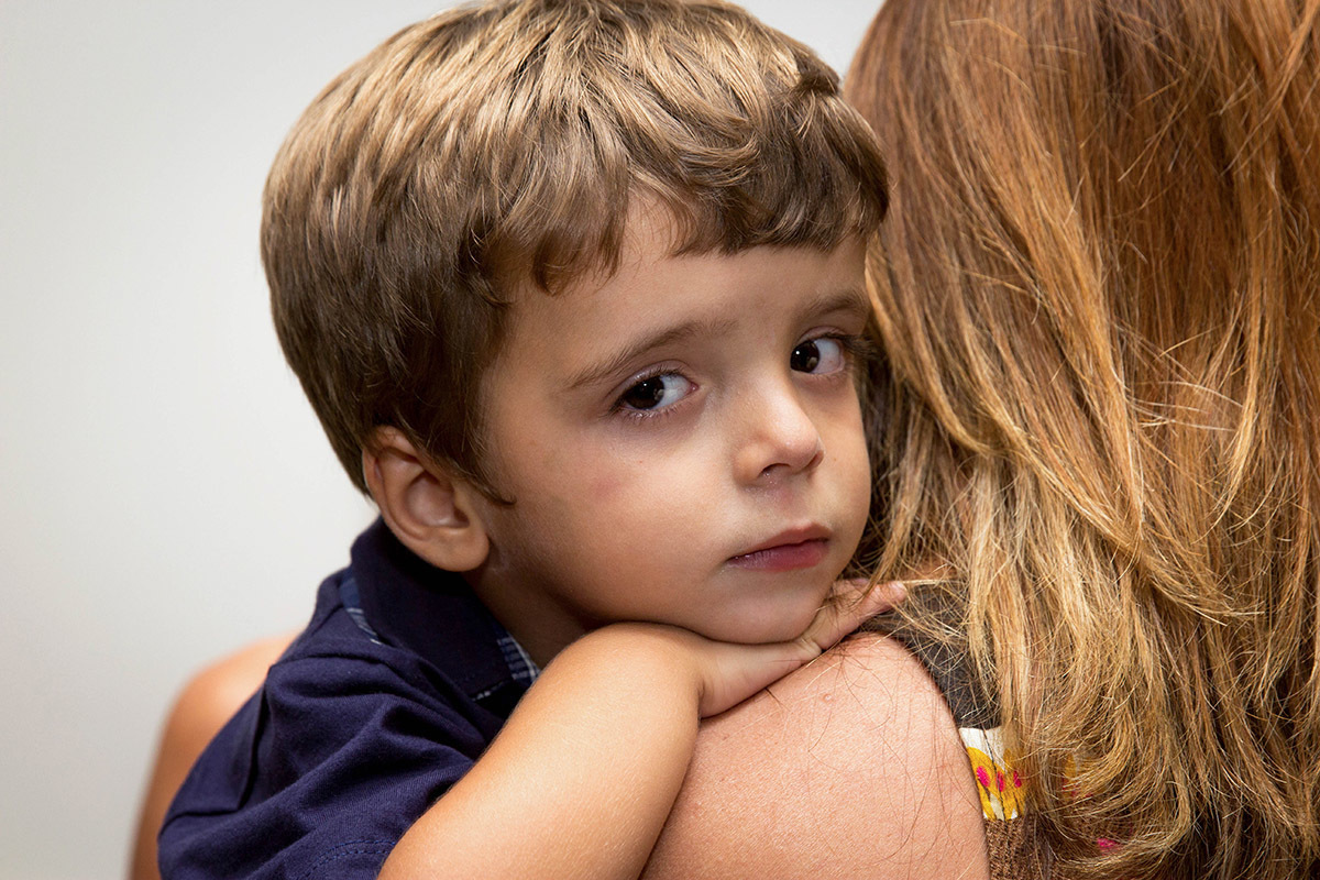 Mateus no colo da mãe na festa de aniversário do Mateus - 3 anos -  Rio de Janeiro.