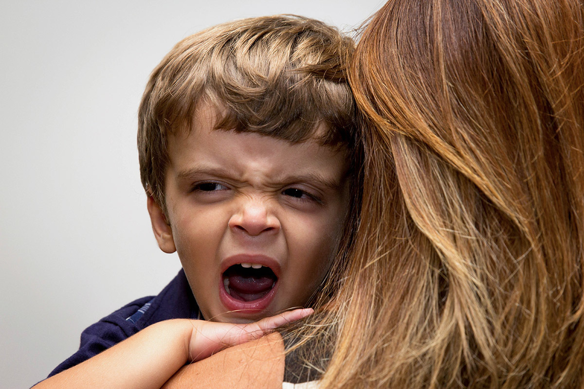 Mateus no colo da mãe na festa de aniversário do Mateus - 3 anos -  Rio de Janeiro.